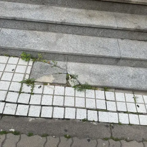 분당 돌계단보수 디딤판 균열 보수 시공 전